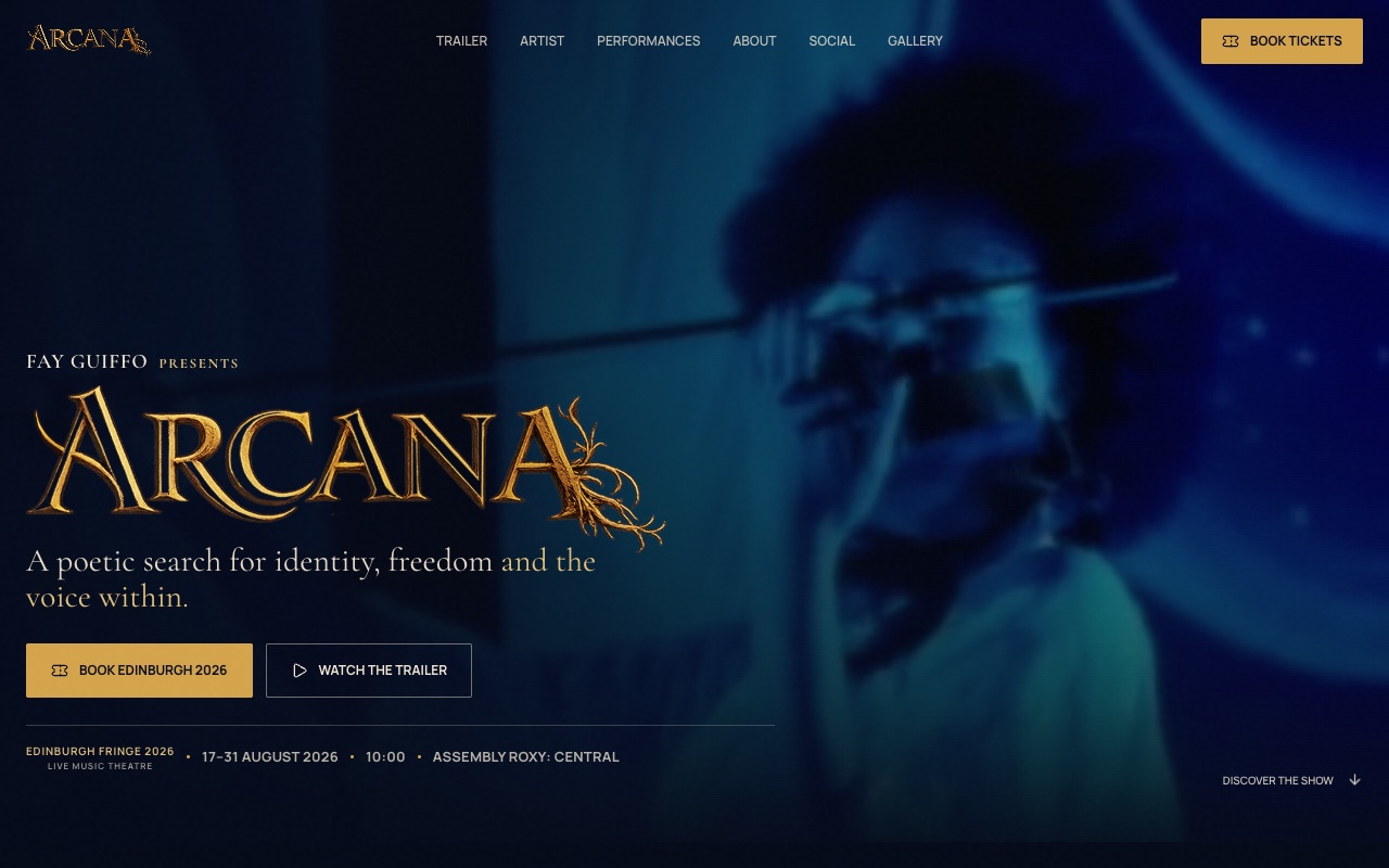 Начална страница на сайта на Arcana: Fay Guiffo представя Arcana, музикално-театрален спектакъл на Edinburgh Fringe 2026, със златен надпис Arcana върху тъмносиня снимка от сцената